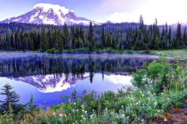 Hermoso lago de montaña en los Estados Unidos