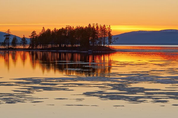 Hermosa puesta de sol sobre el lago