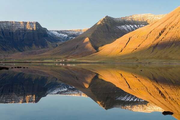 Réflexion des montagnes sur la surface de l eau