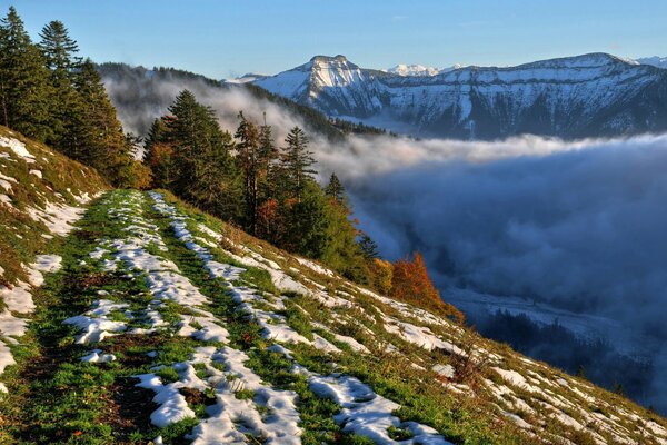 Nebbia sul pendio delle montagne innevate