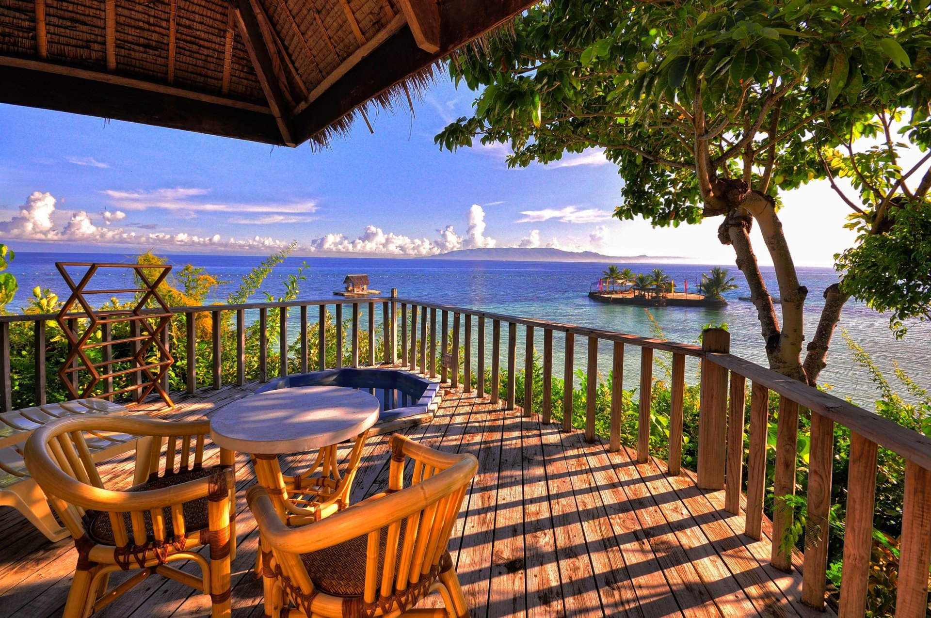 cielo nuvole mare montagne isola veranda tavolo sedie alberi vacanze bungalow