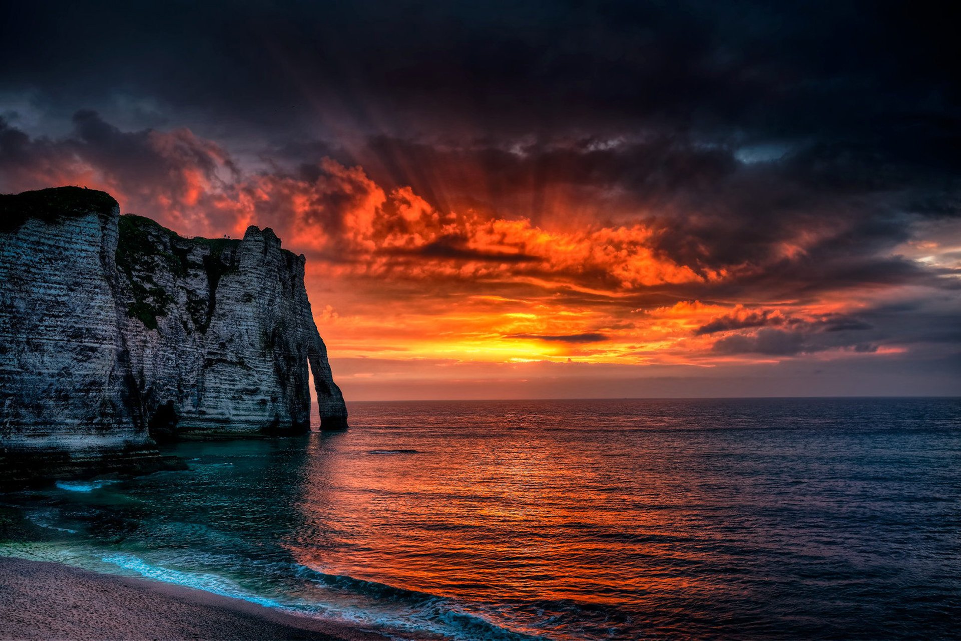 etretat francia mare normandia roccia sole tramonto raggi nuvole paesaggio