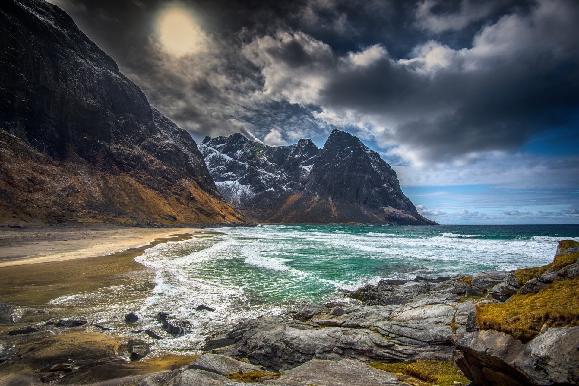 norvège lofoten kvalvika plage plage rochers nuages neige hiver