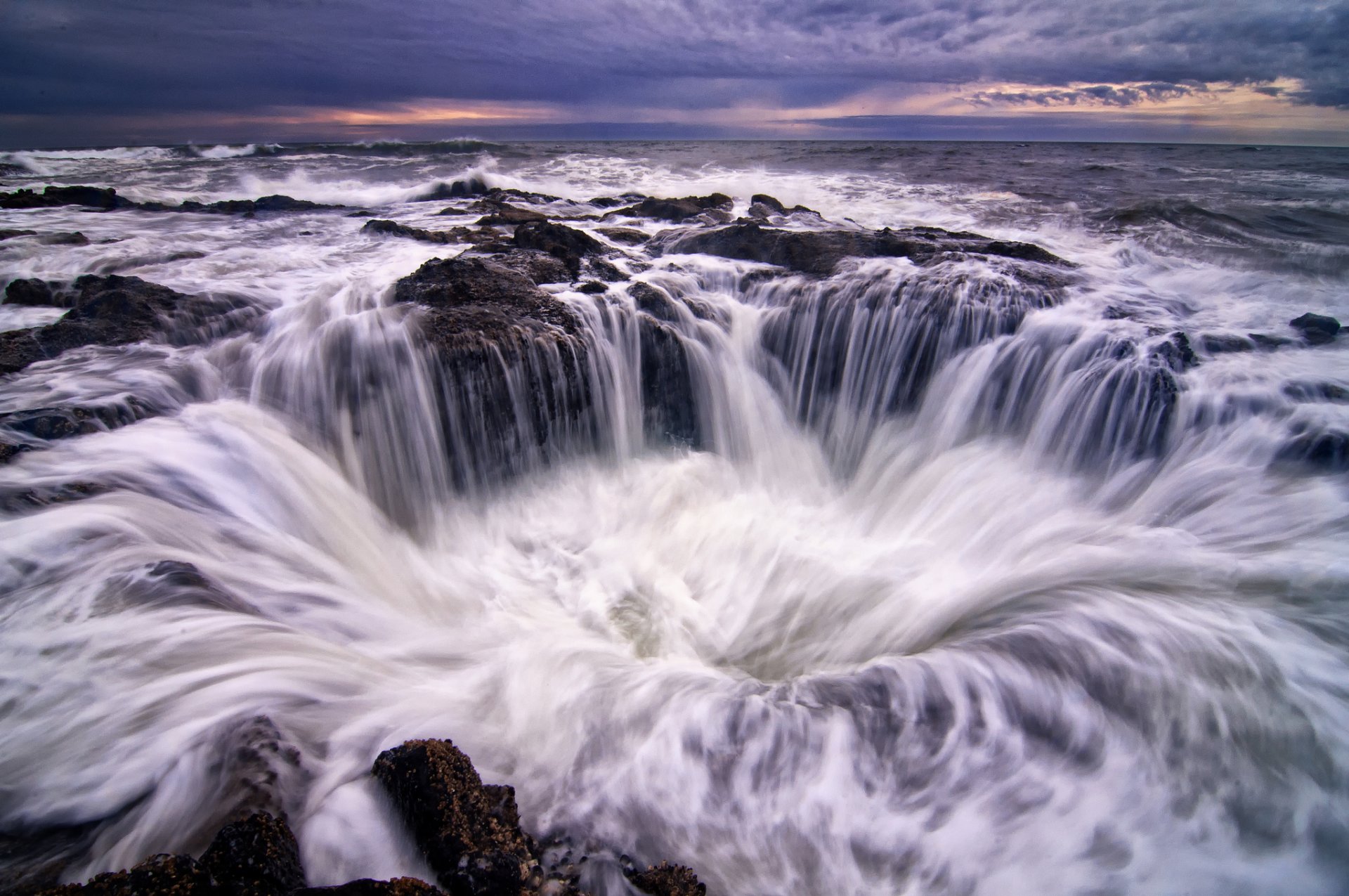 etats-unis oregon océan pacifique côte côte pierres eau ressac ruisseaux mousse soirée bleu ciel nuages