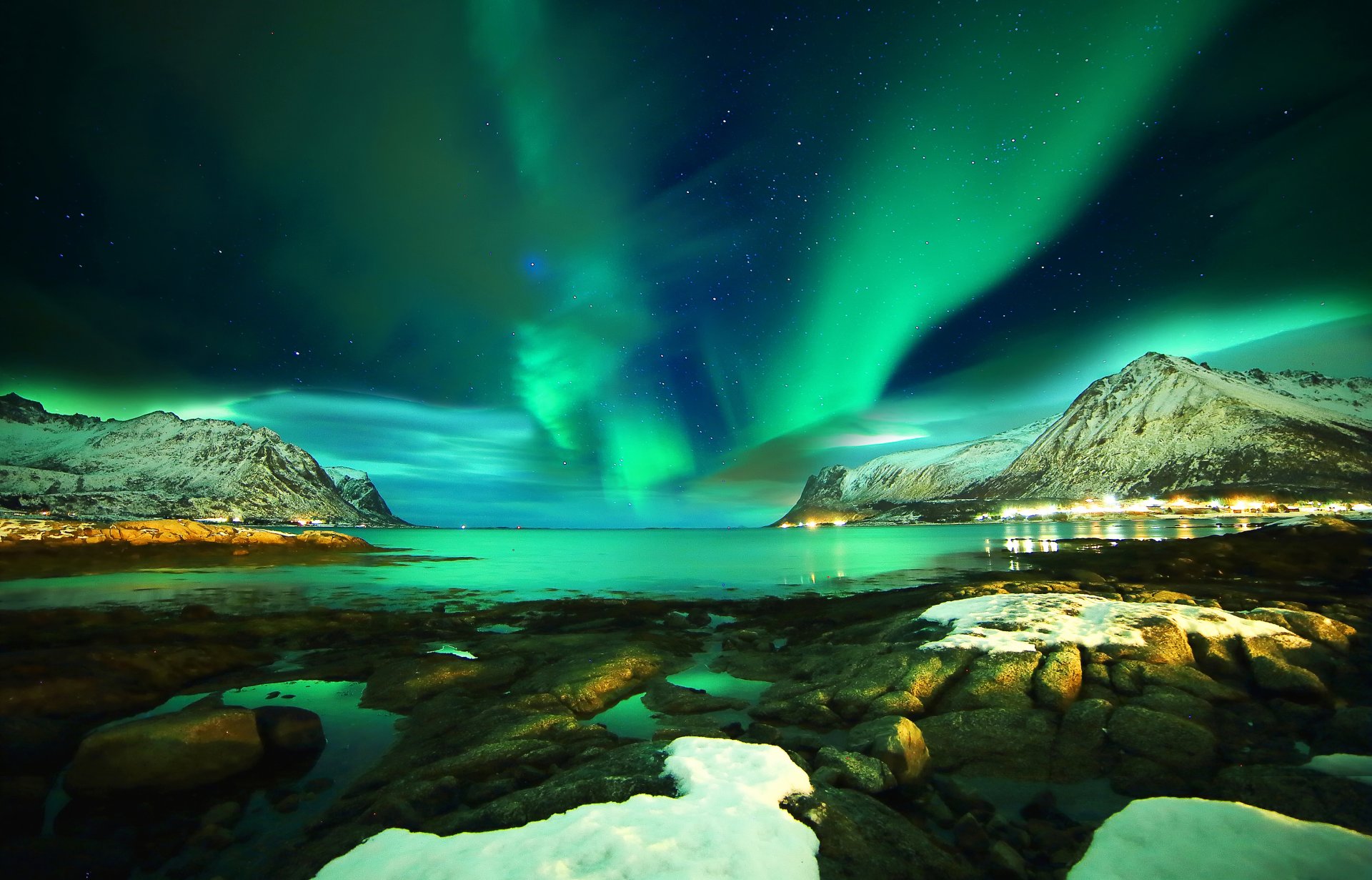 lofoten norvegia lofoten aurora boreale montagne mare rocce neve notte stelle