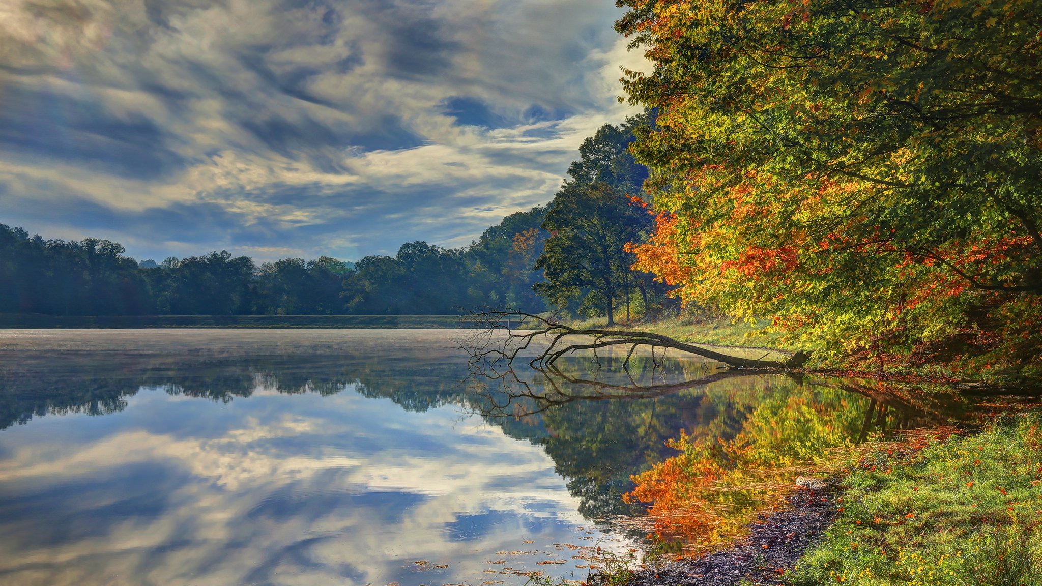 nature ciel nuages rivière eau forêt parc arbres feuilles coloré automne automne couleurs marche montagnes