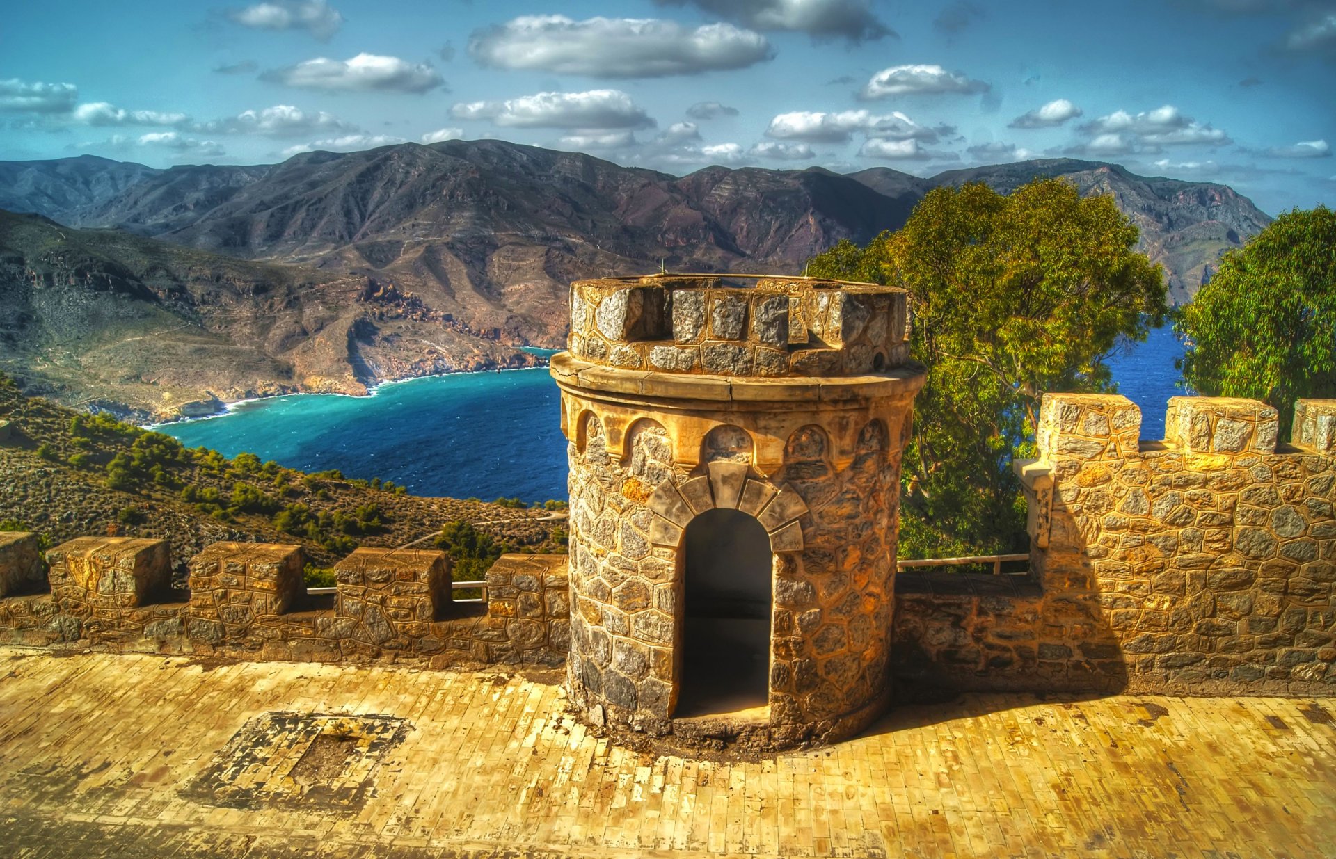 carthagène espagne ciel nuages montagnes château forteresse tour lac arbres