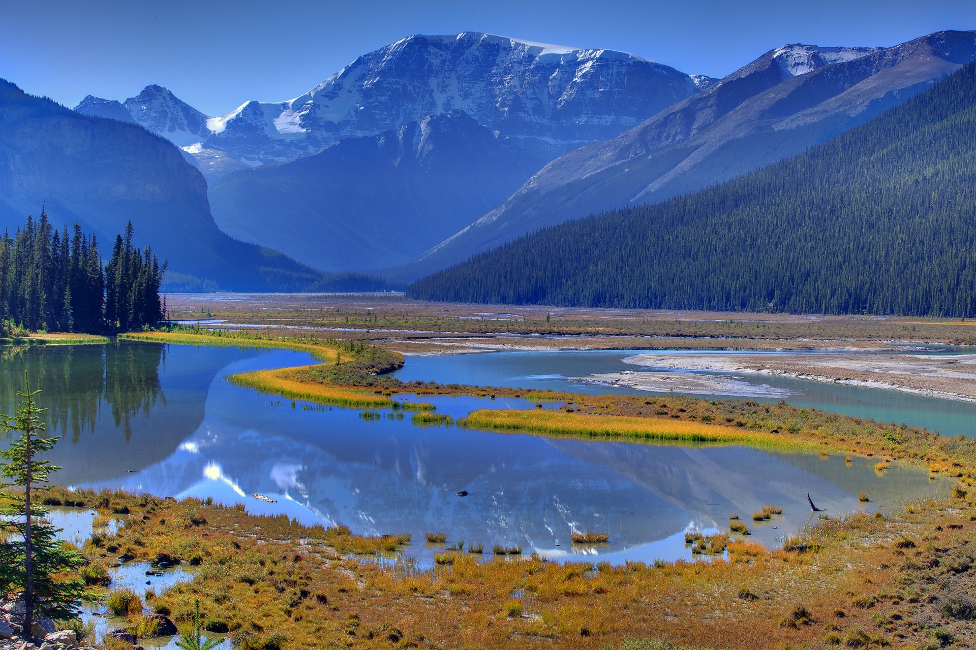 park narodowy banff alberta kanada wiosna rzeka jezioro góry niebo las drzewa odbicie