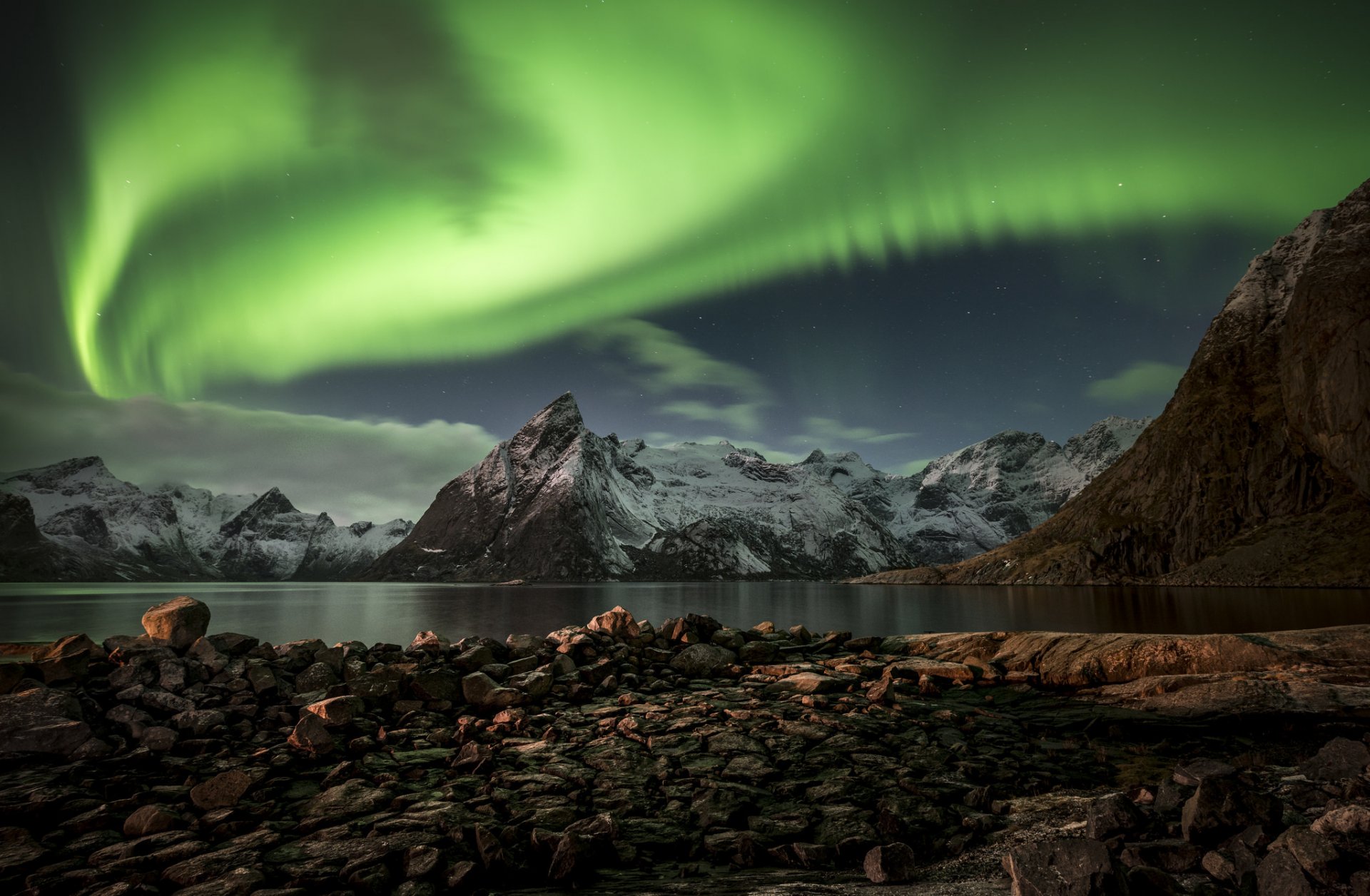 norwegia lofoty noc zorza polarna