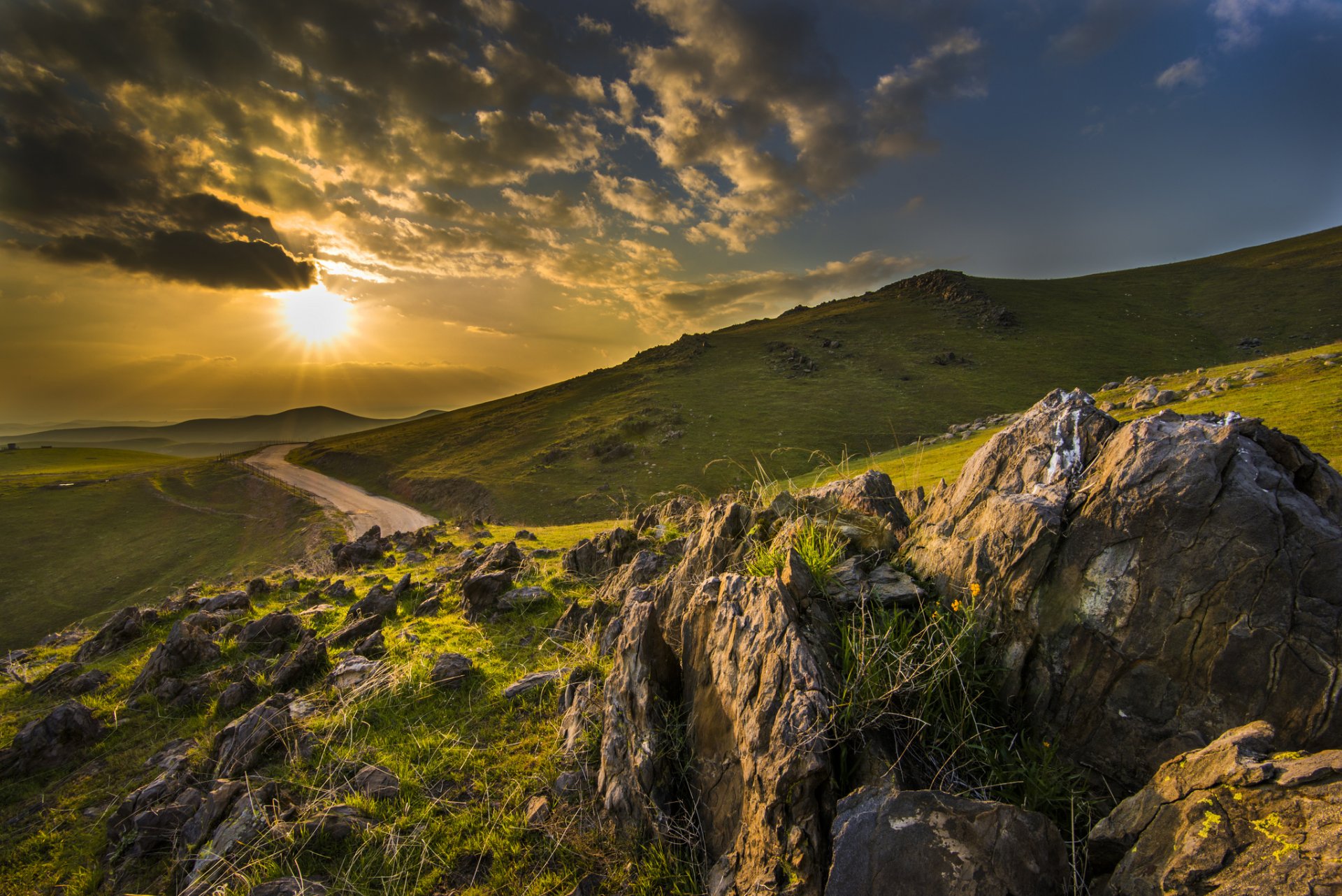 collines pierres route soleil rayons matin