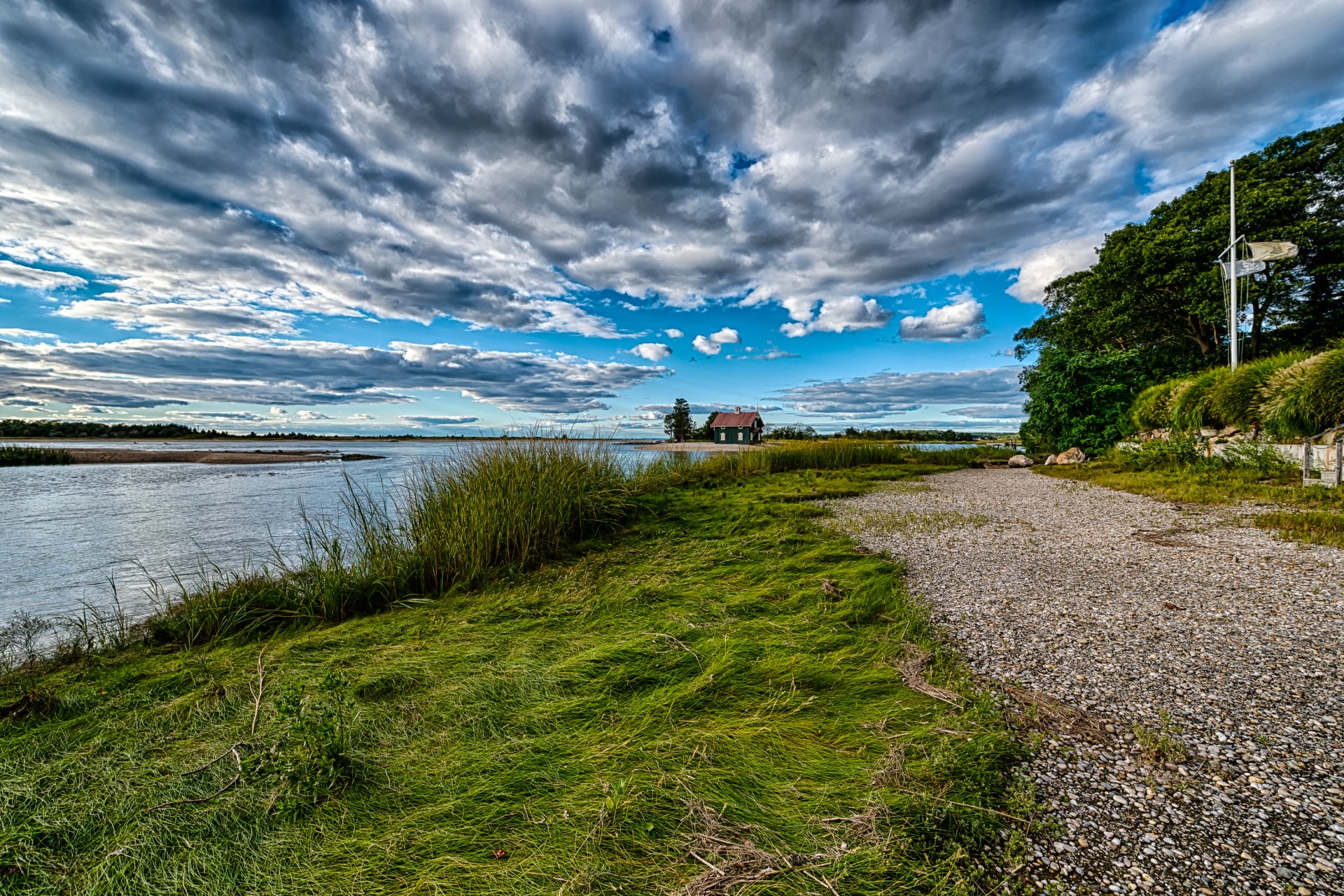 ciel nuages rivière côte maison herbe nature route arbres