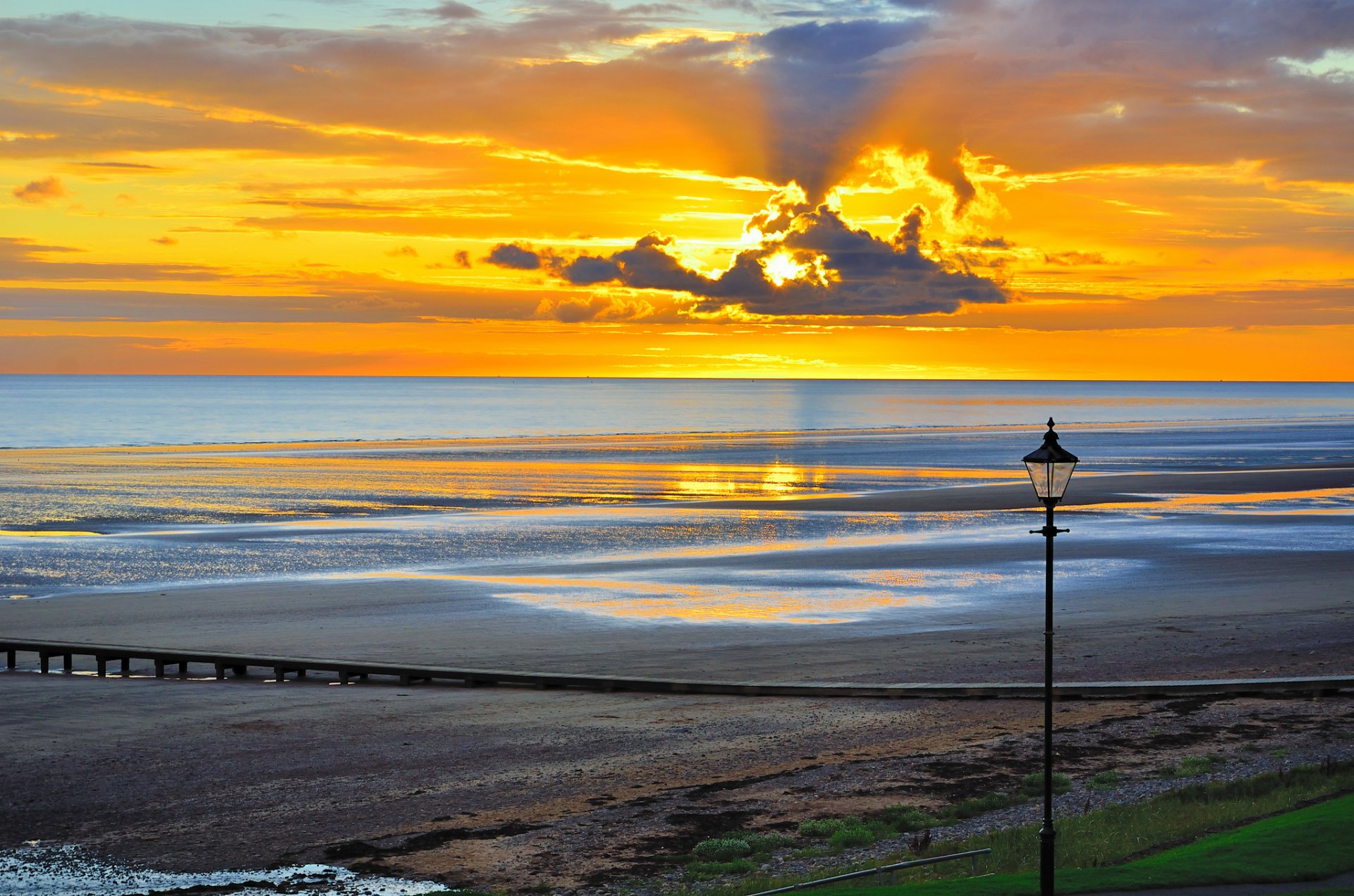 playa mar calma amanecer linterna