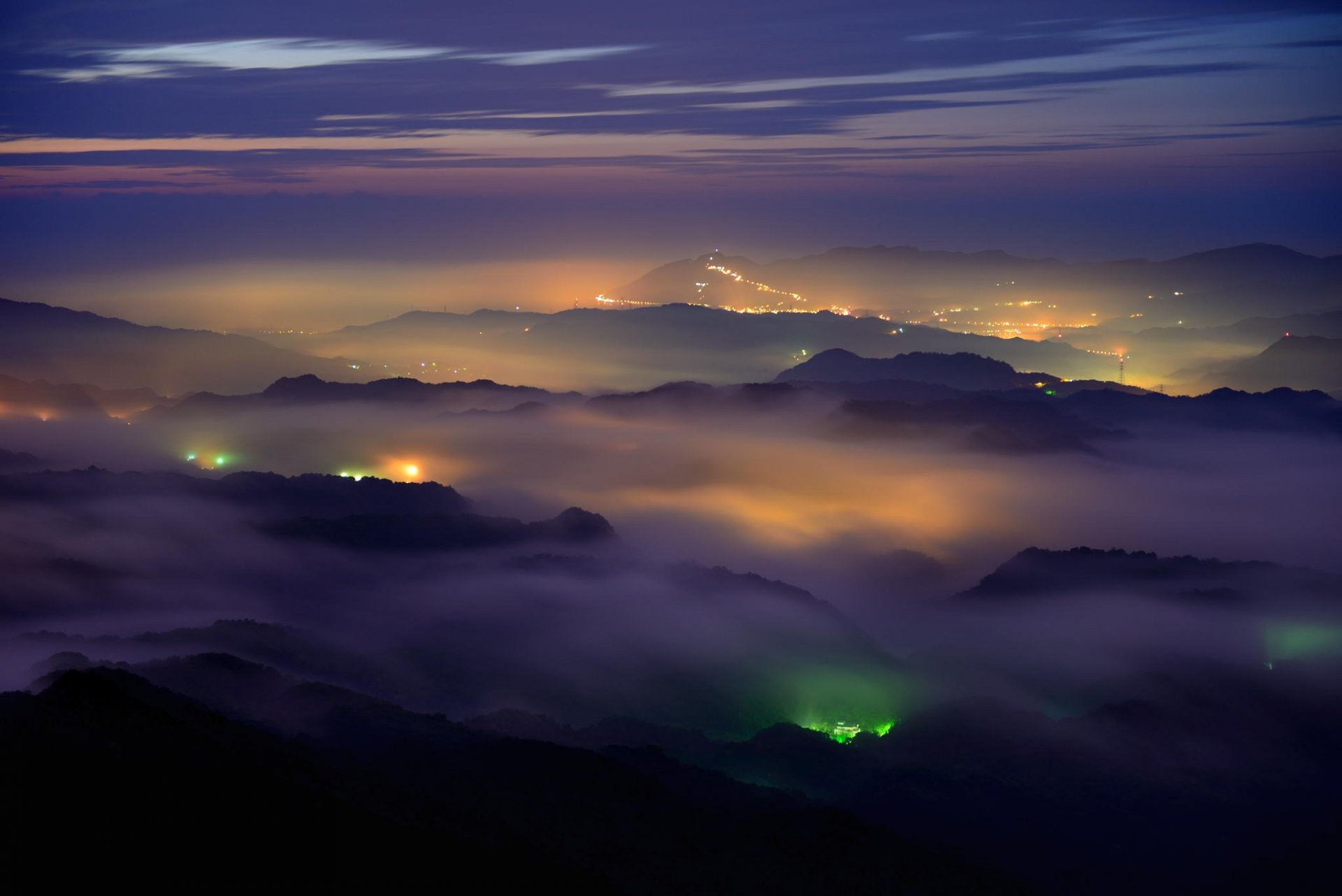 montagnes nuit lueur nuages