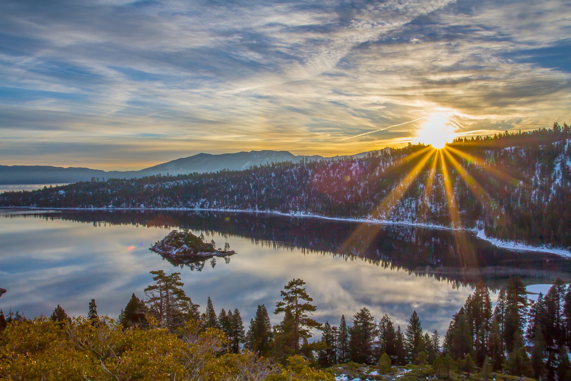 montagnes forêt neige lac île soleil rayons matin lever du soleil
