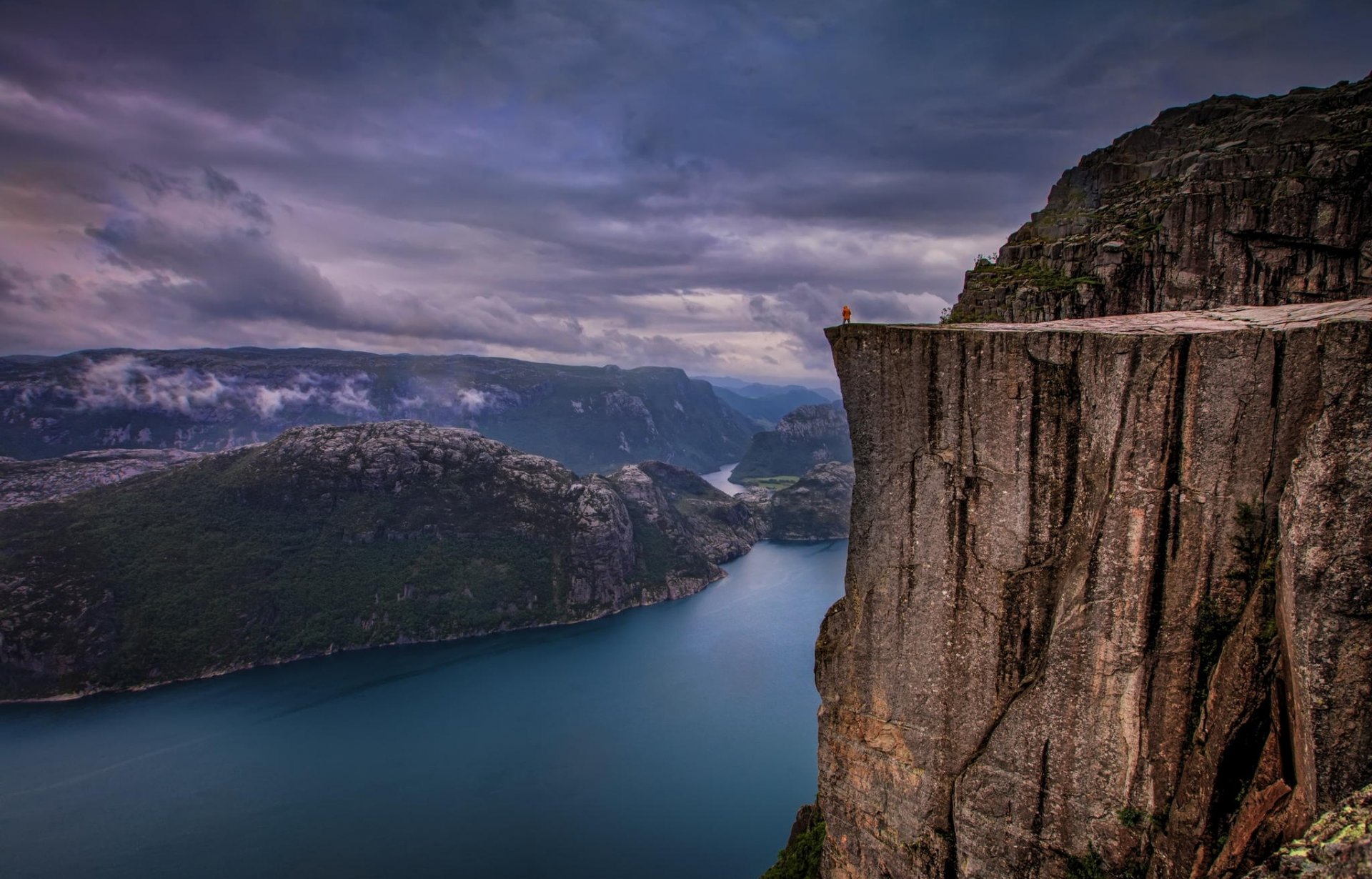 preikestolen noruega lluvia fiordo río roca naturaleza paisaje