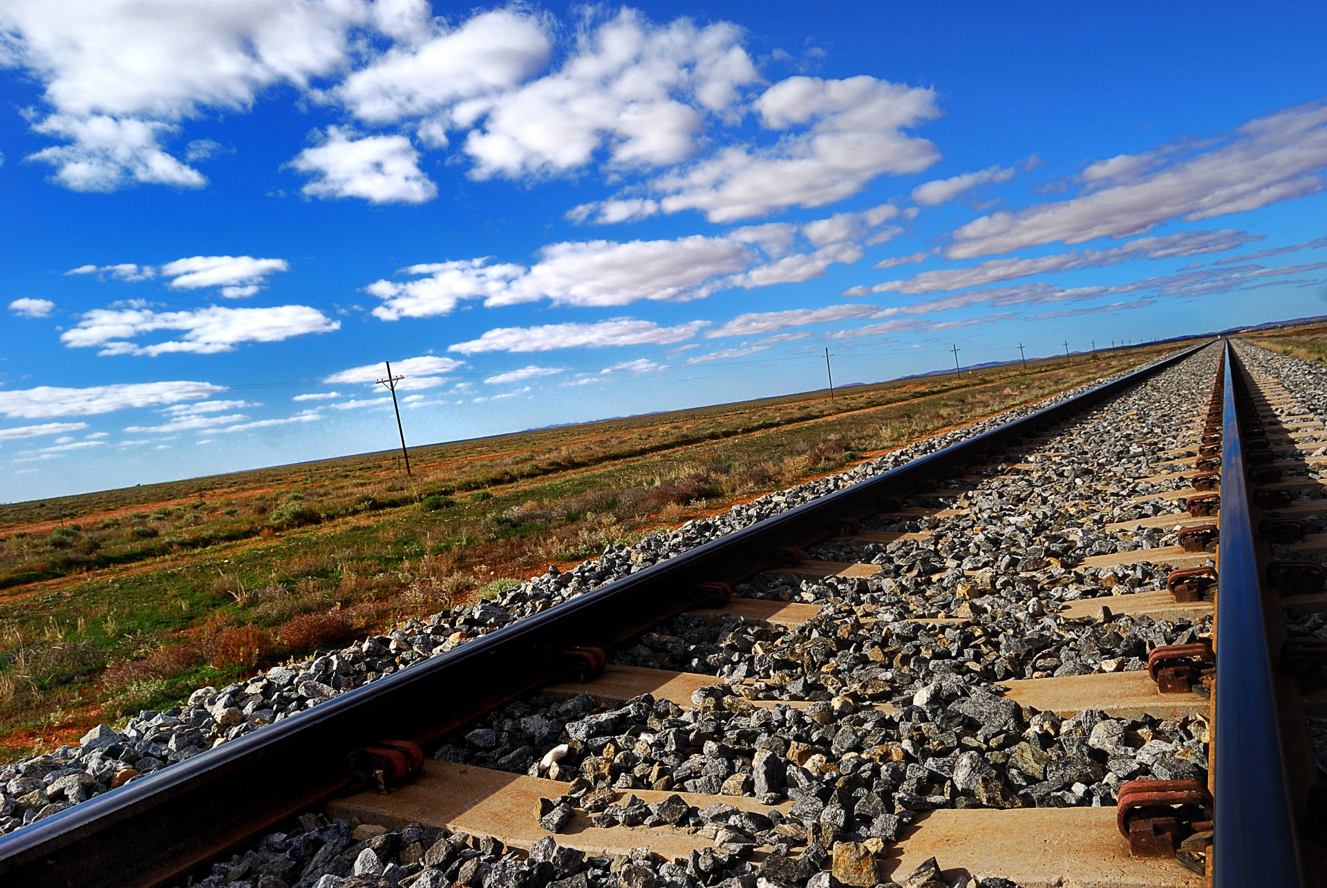 schienen schwellen schotter eisenbahn steppe himmel wolken