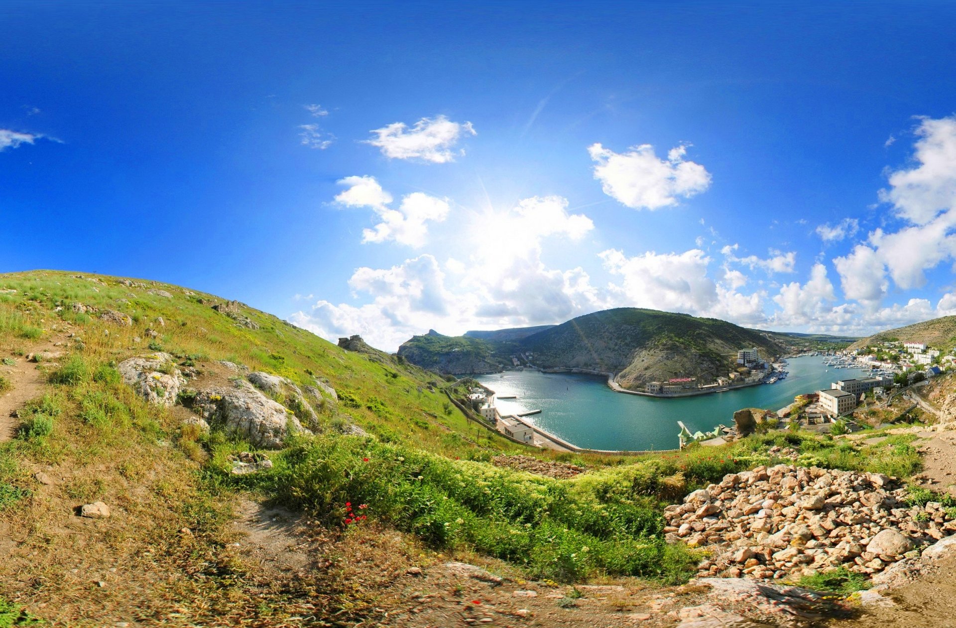 ukraina krym kominiarka morze zatoka niebo chmury trawa kamienie domy natura