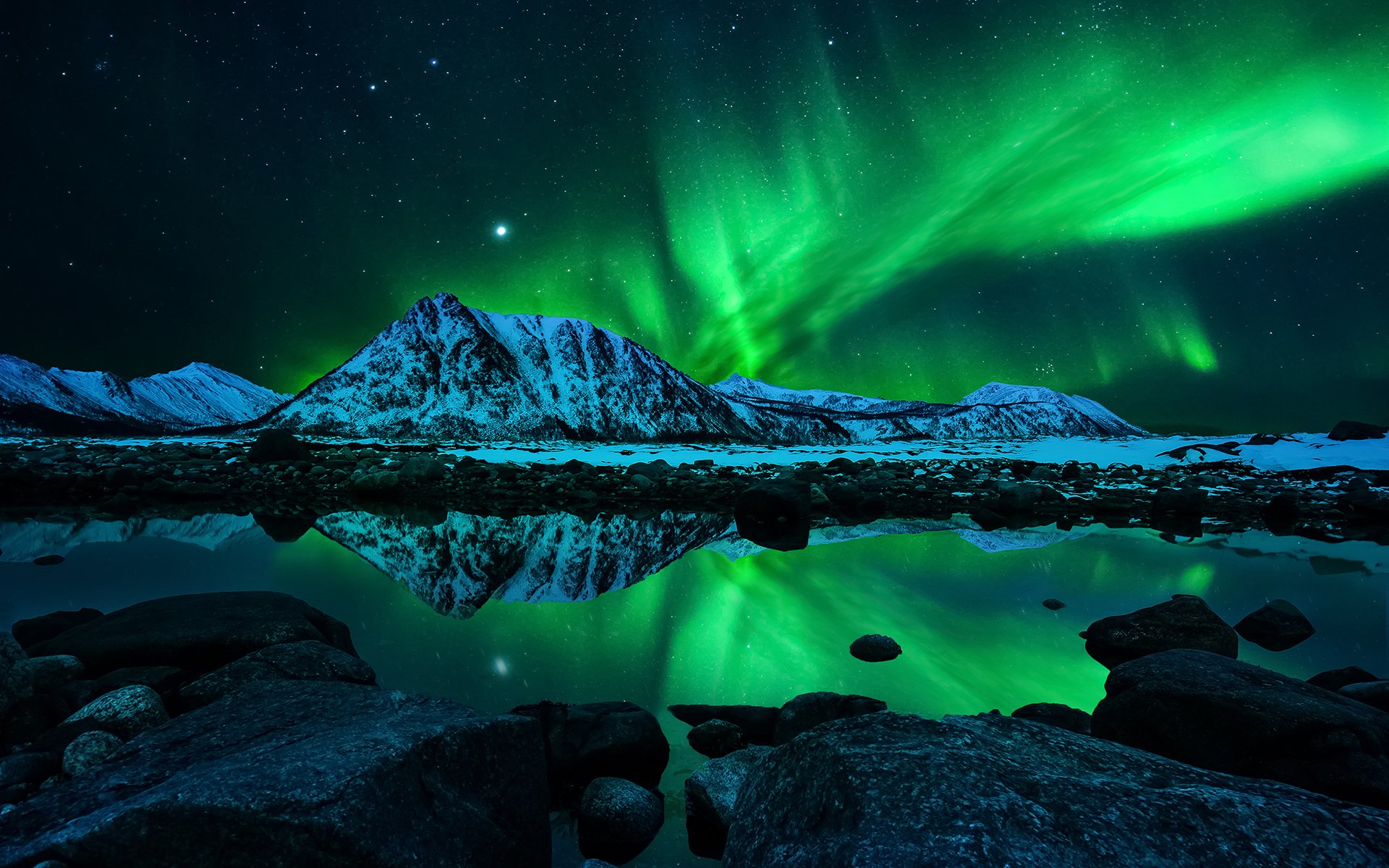 resplandor aurora boreal cielo estrellas montañas luces reflexión noche