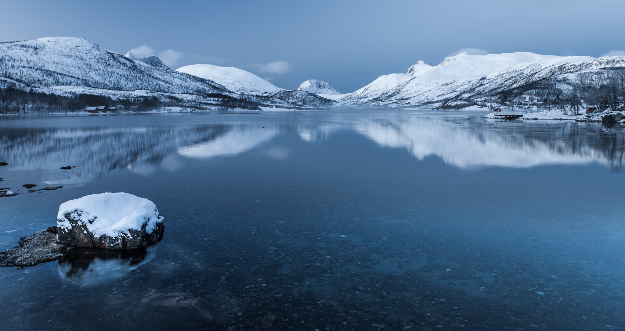 norwegen senja insel berge schnee see