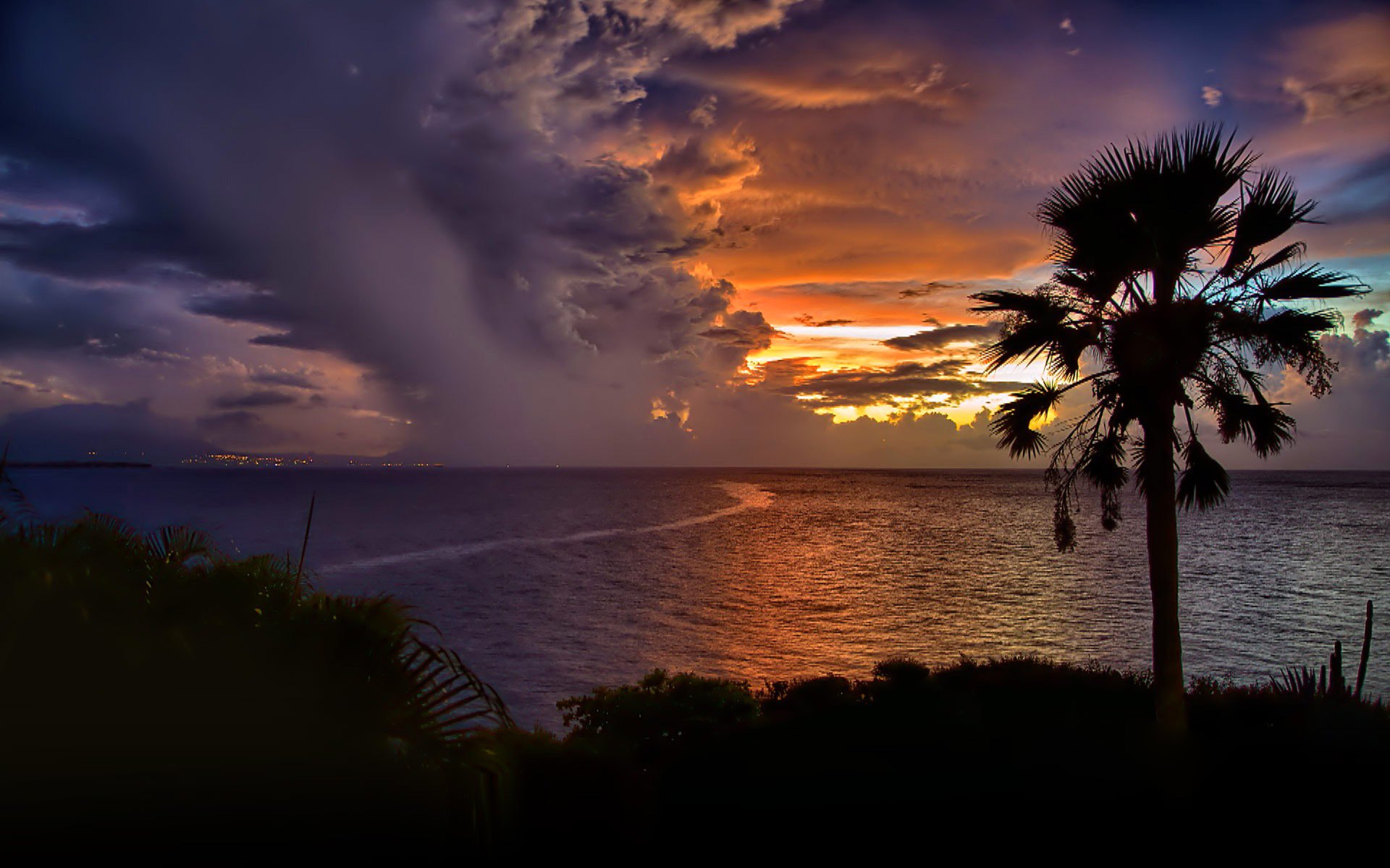 cabaret république dominicaine ciel nuages coucher de soleil mer palmier silhouette