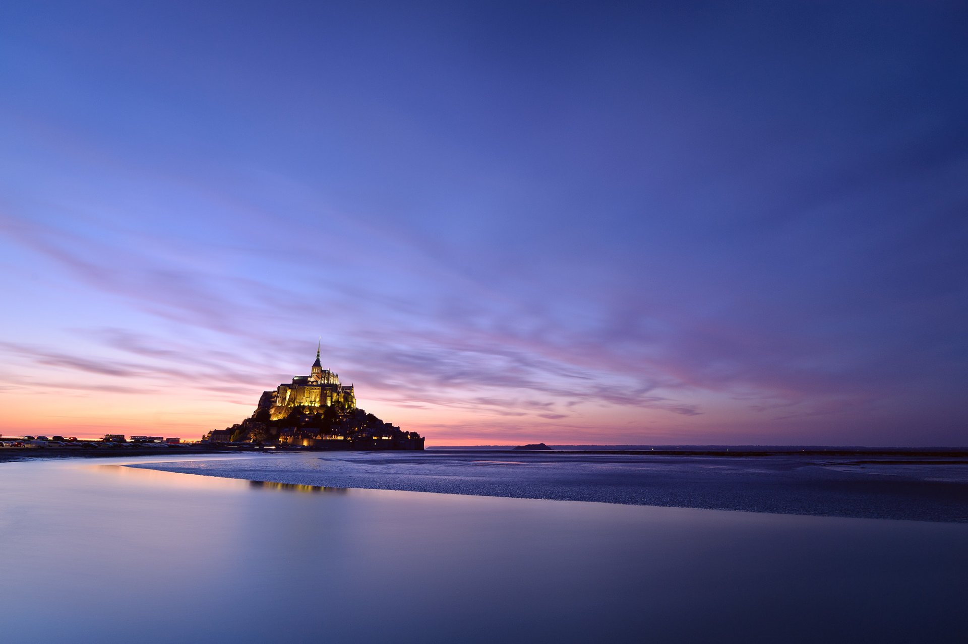 france normandie mont saint-michel île château mont saint-michel forteresse lumières rétro-éclairage mont archange michel soir coucher de soleil ciel nuages