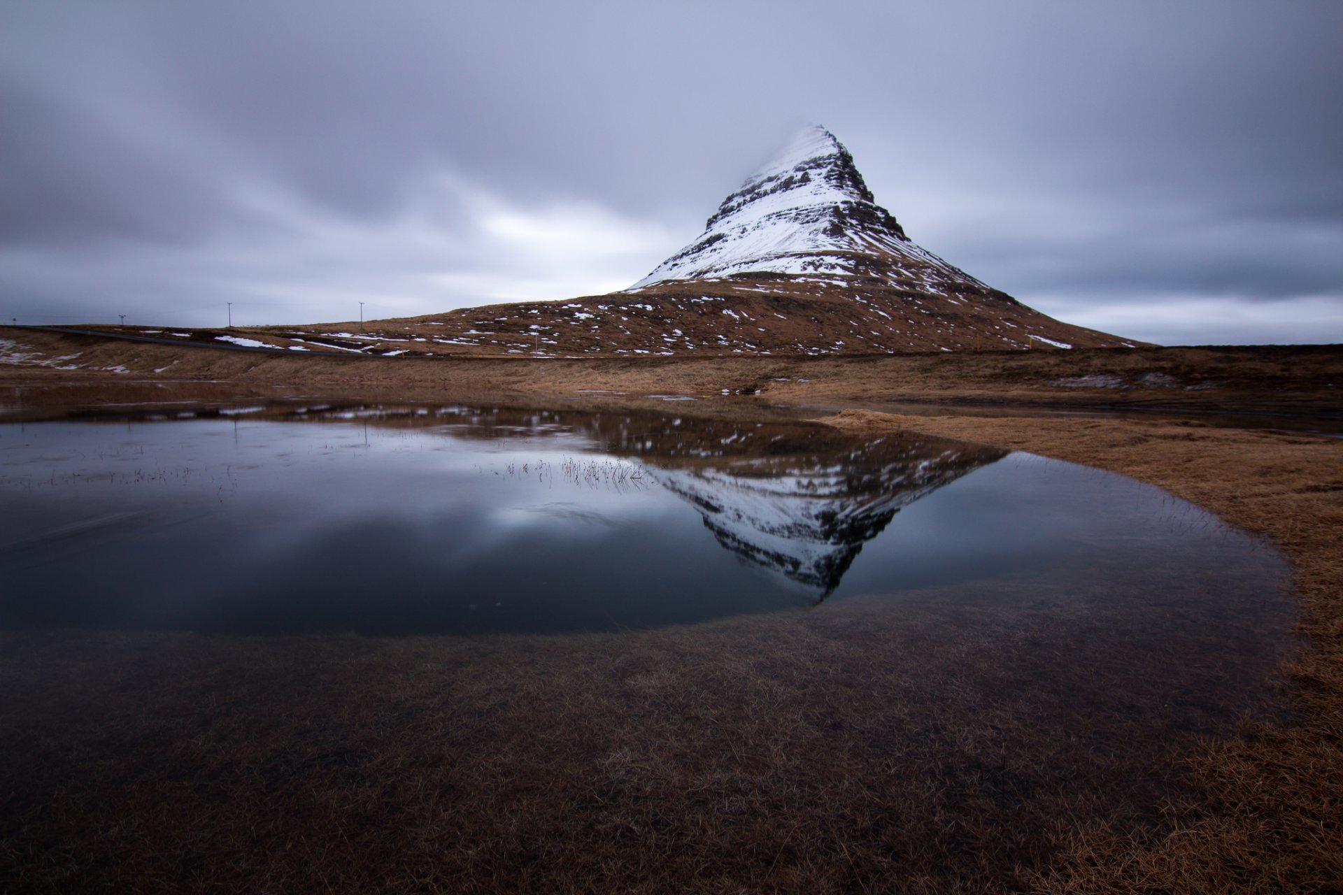 kirkjufell islandia montaña volcán río gris cielo nubes