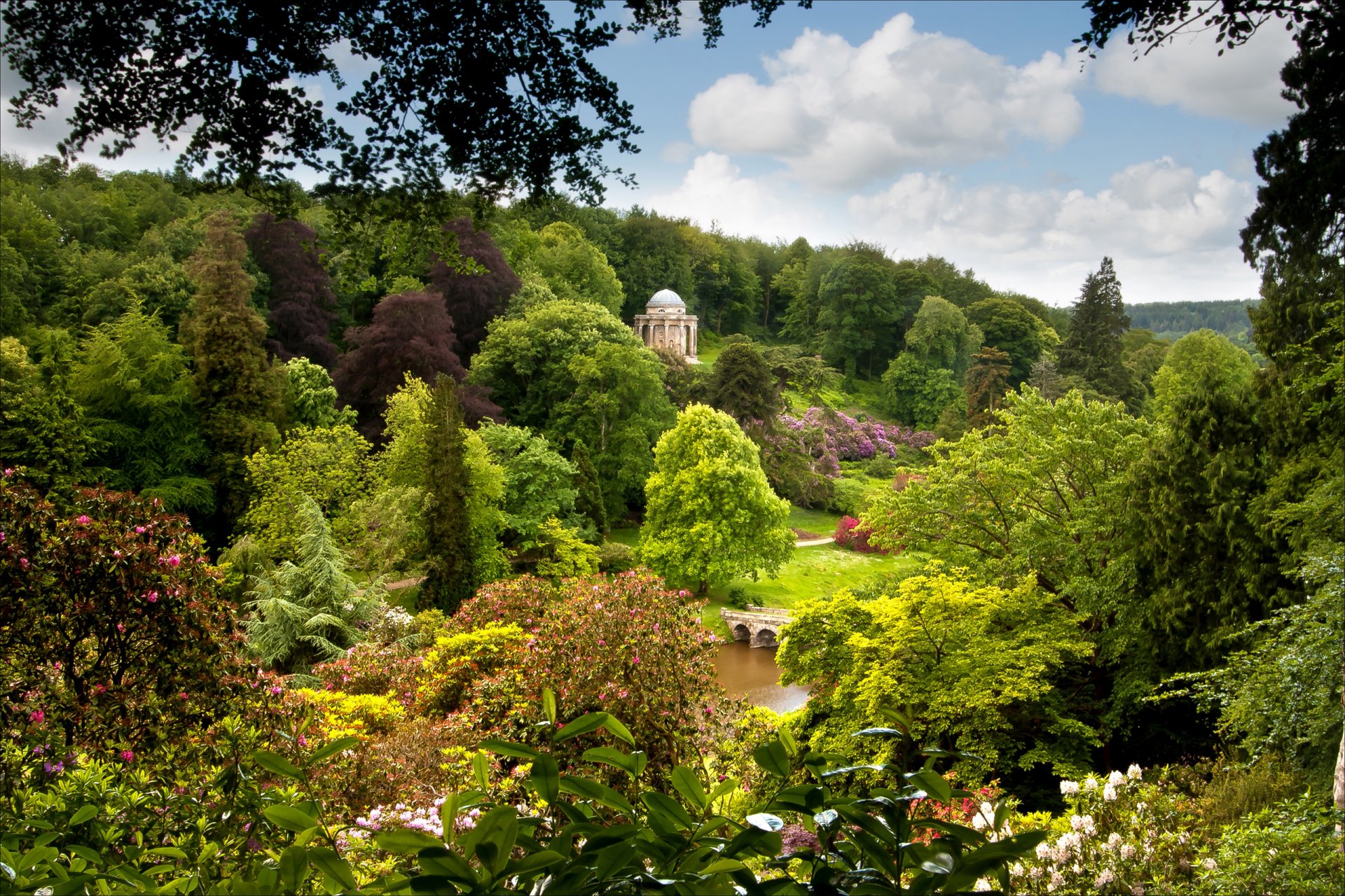 wiltshire anglia jezioro staw most drzewa park niebo chmury trawa