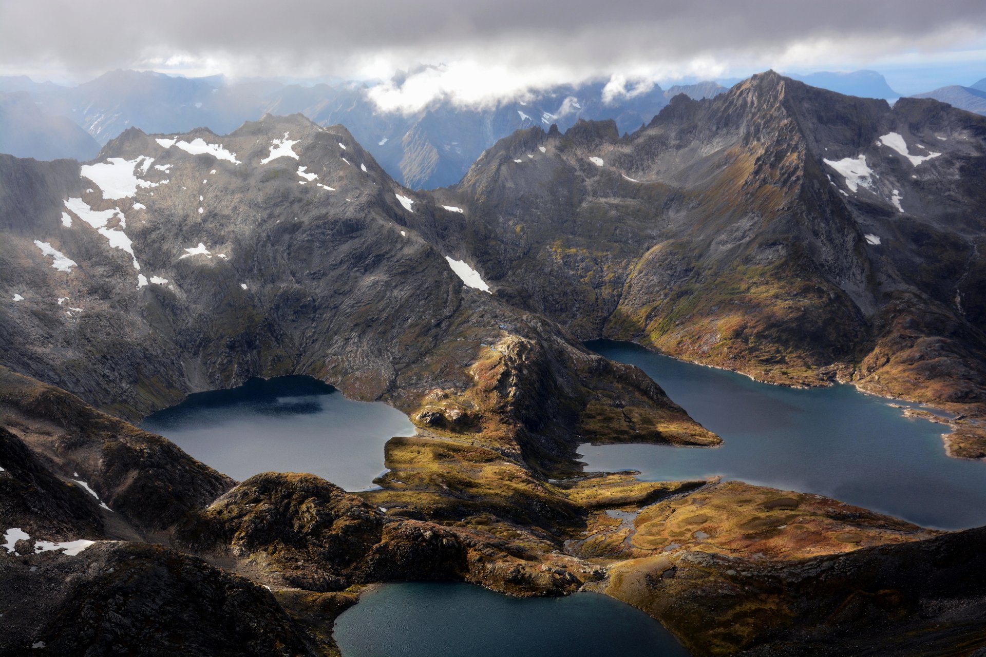 jeziora góry śnieg chmury straumgjerde norwegia