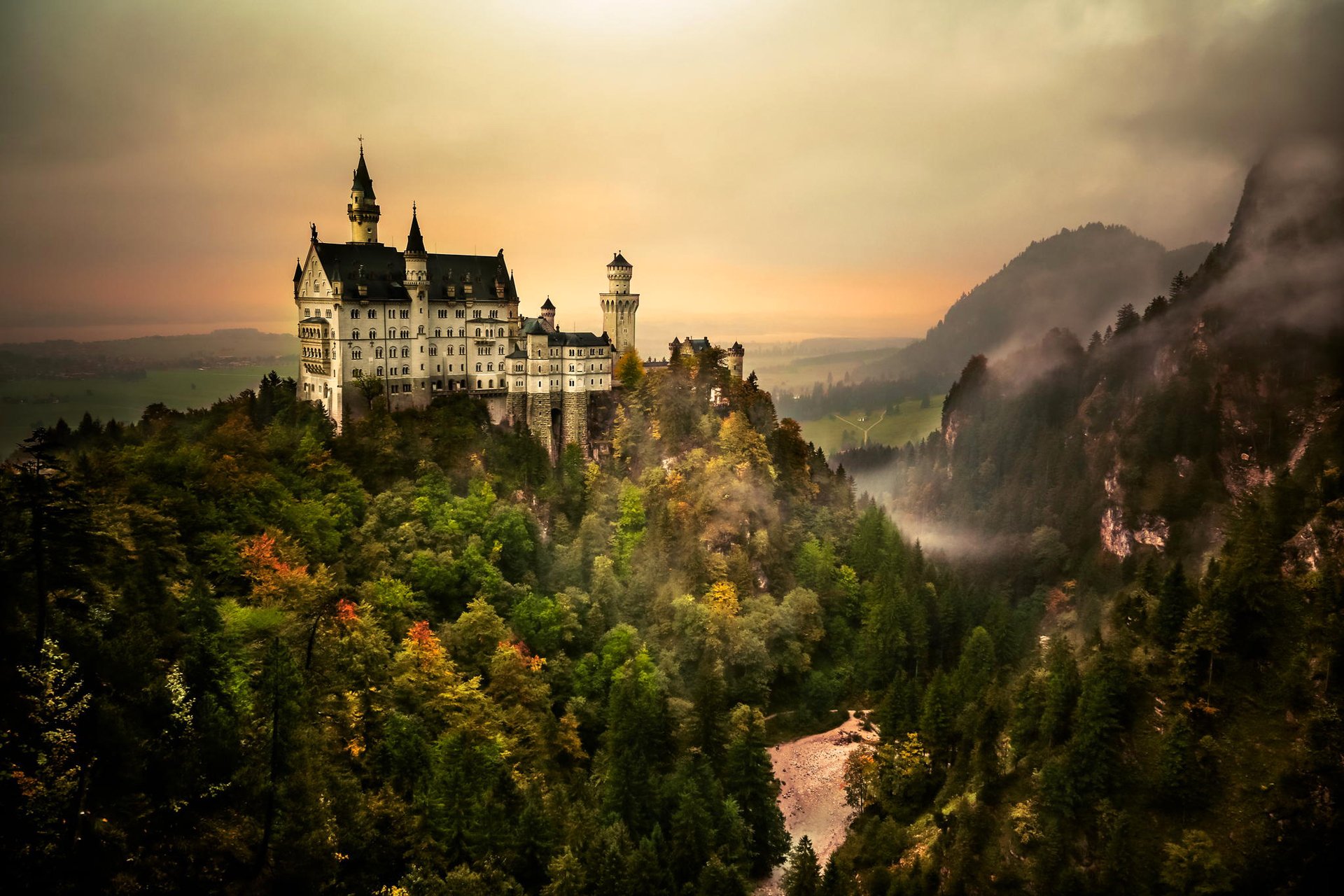 neuschwanstein niemcy bawaria zamek niebo góry las drzewo