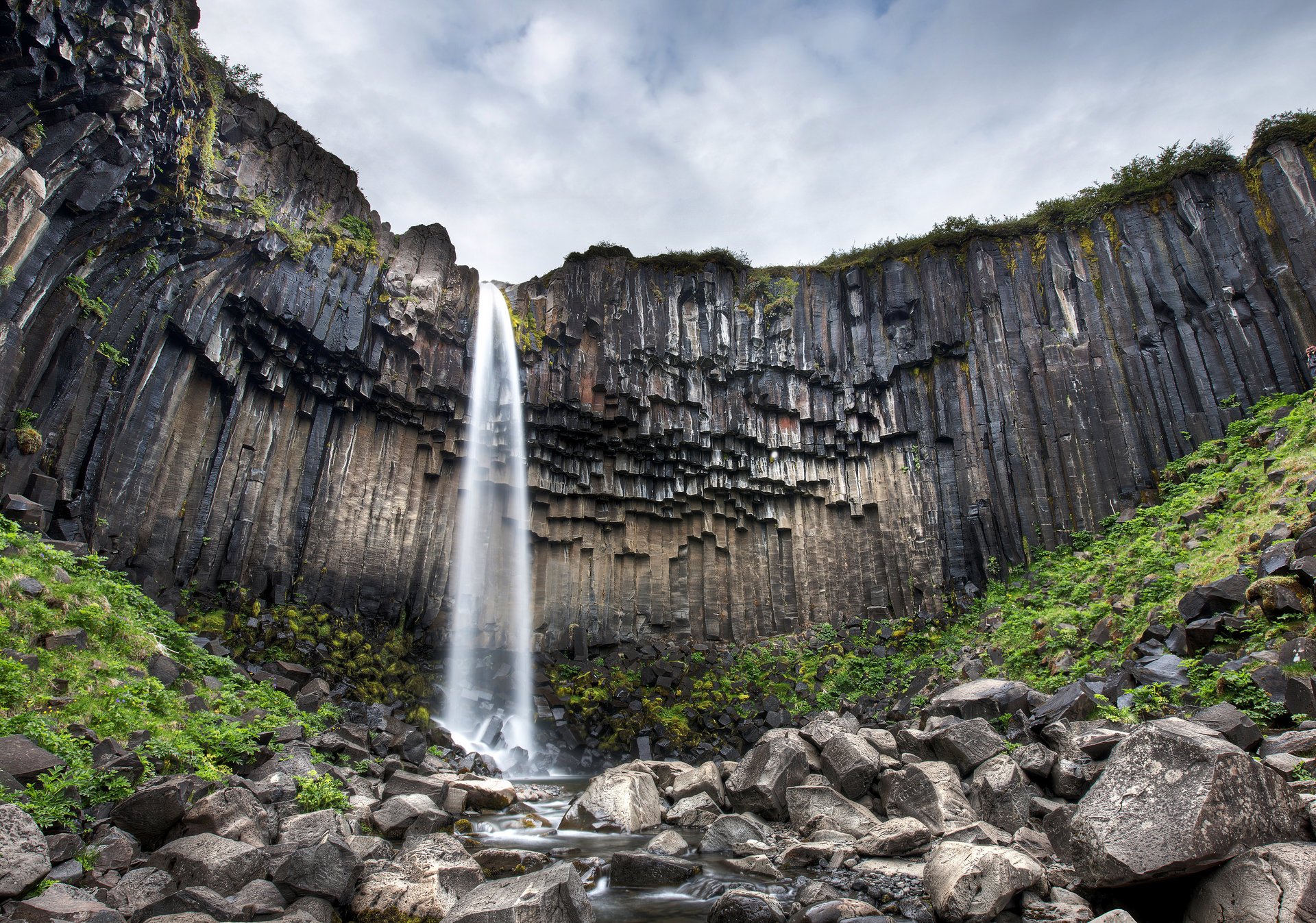 cascada de svartifoss cascada negra islandia columnas de basalto negro que se asemejan a tubos de órganos cornisa piedras a dos aguas