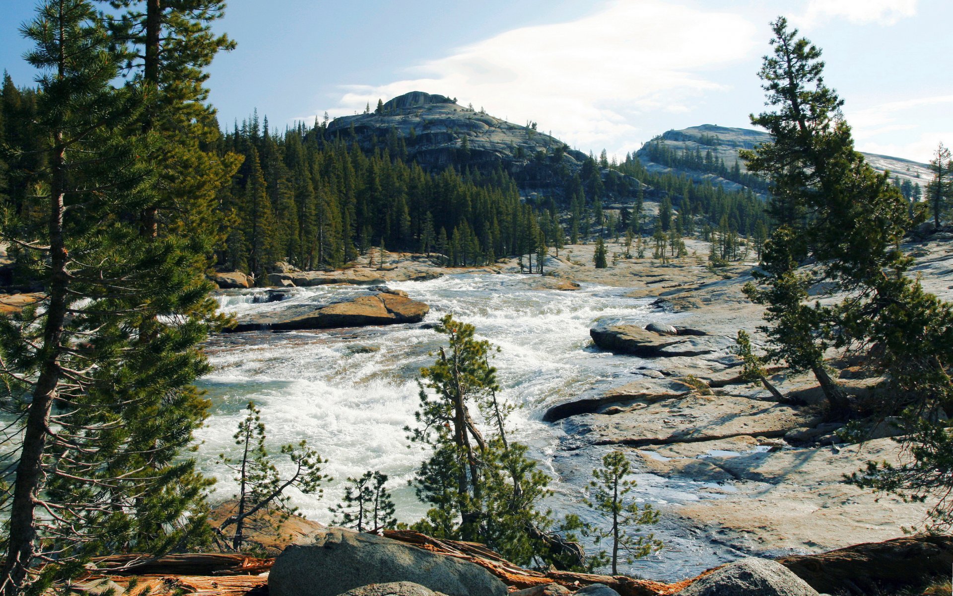yosemite parque nacional sierra nevada montañas río bosque árboles cielo nubes piedra roca