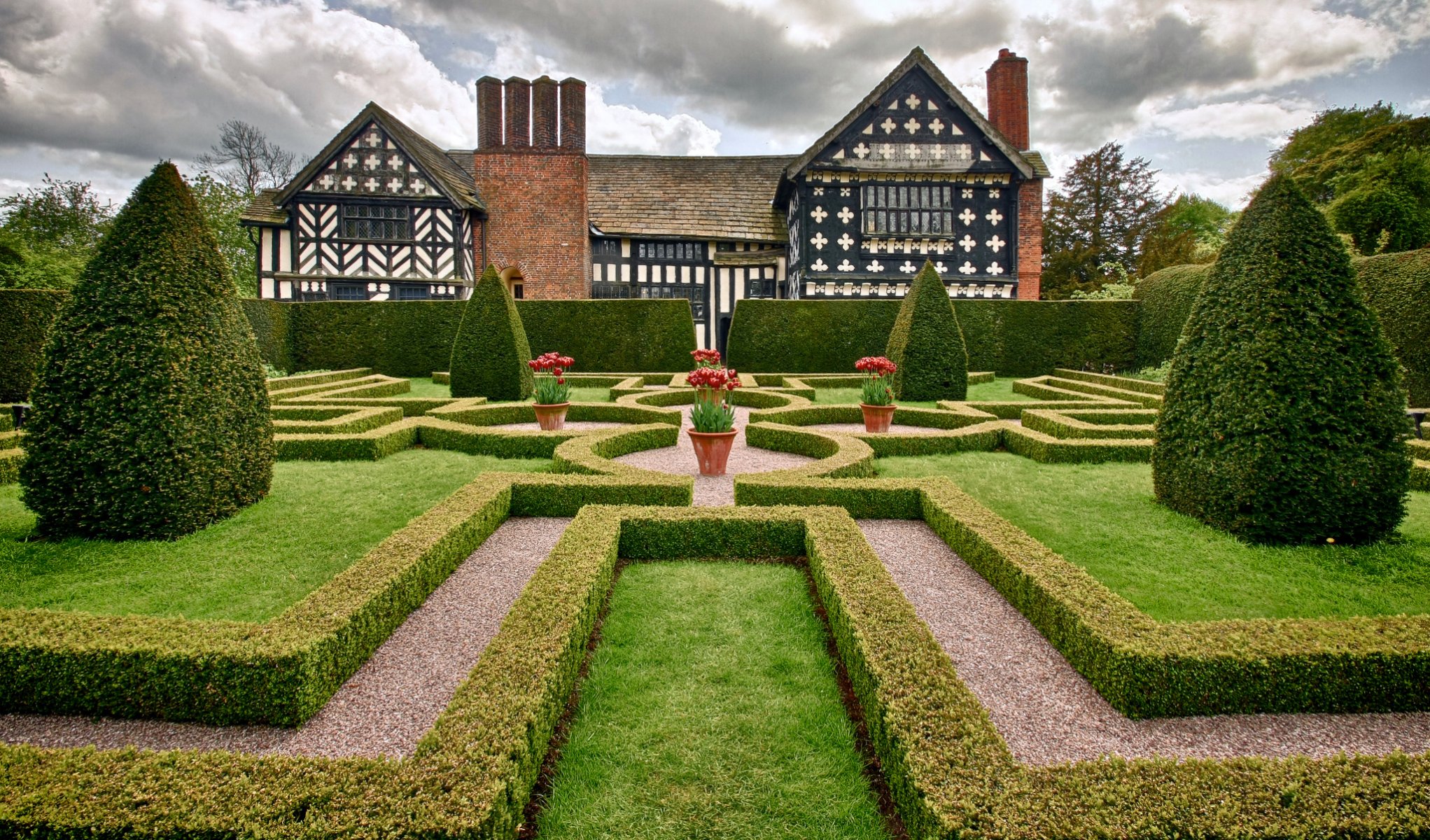little moreton hall inglaterra little moreton hall cheshire mansión parque jardín árboles arbustos flores