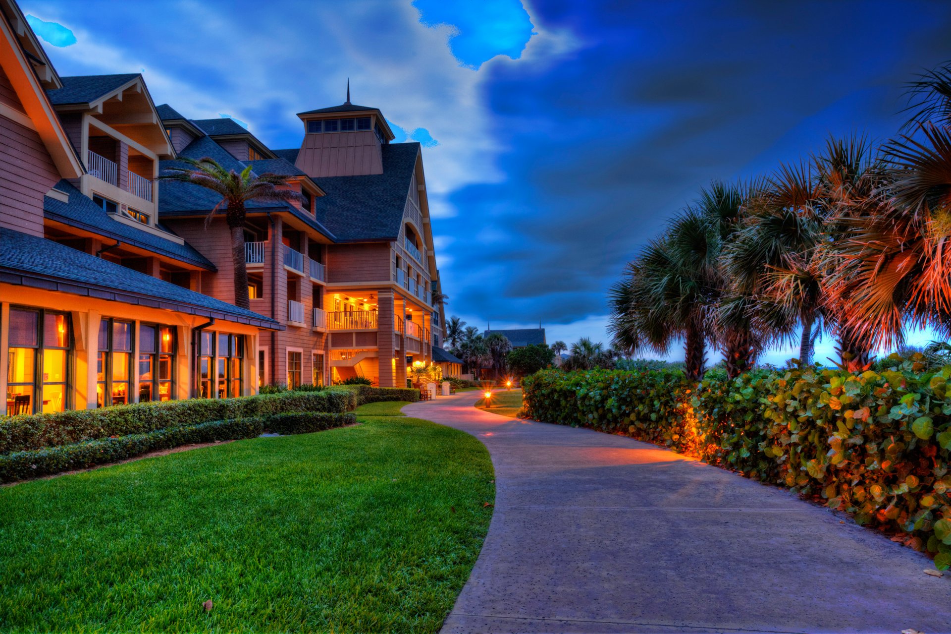 vero beach floride usa ciel nuages soirée chalet lumière lumières pelouse palmier côte villa