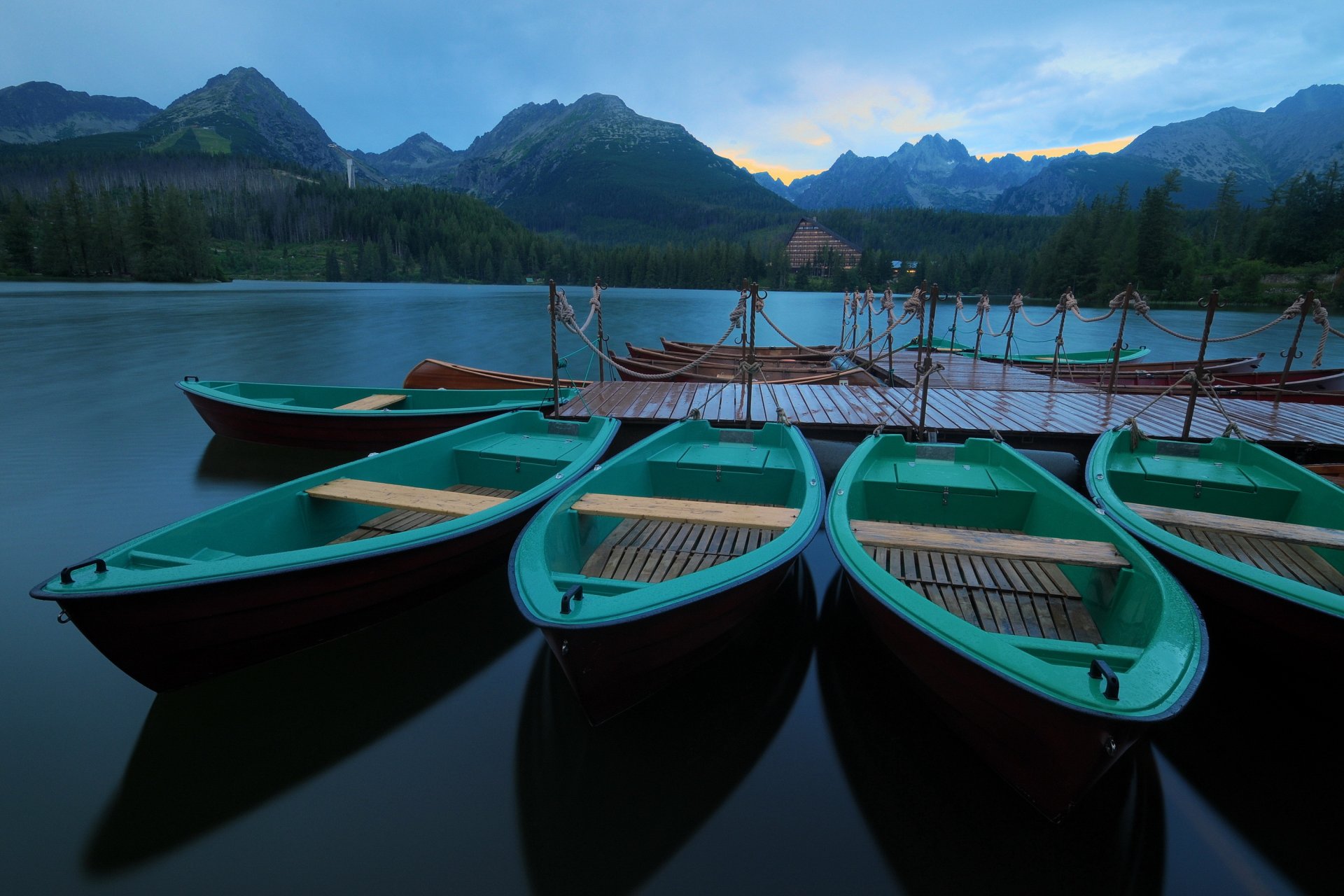 slovaquie strebskoe pleso montagnes forêt lac bateaux quai matin calme