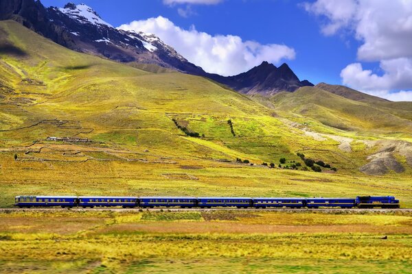 Le train roule sur le chemin de fer