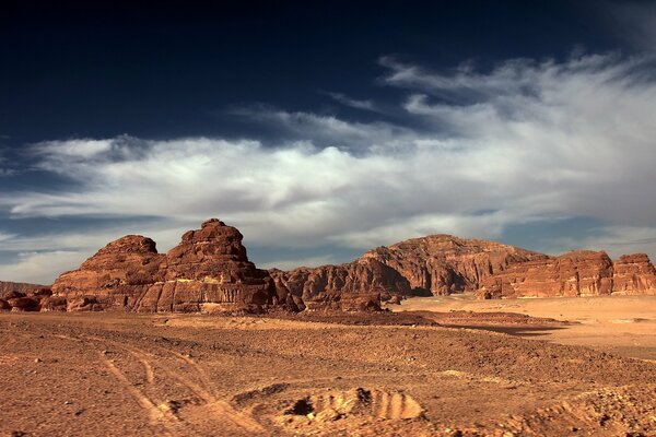 Ciel bleu foncé dans la vallée des sables