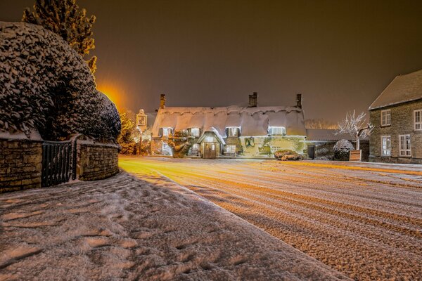 Route enneigée près du village en hiver