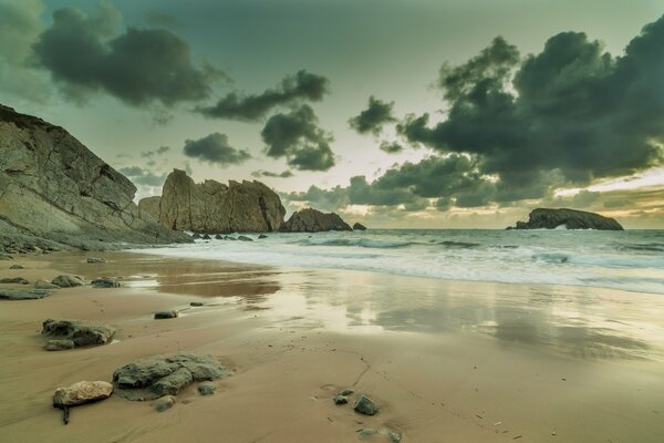 Plage et mer par temps nuageux