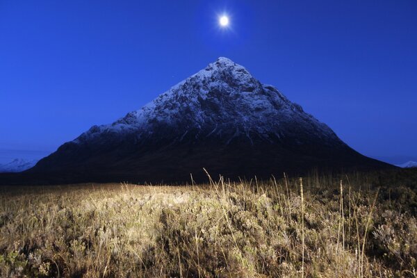 Cima della montagna al chiaro di luna