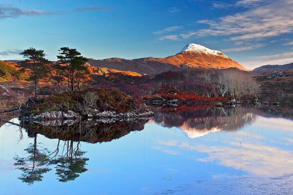 Naturaleza escocesa. Reflejo en el agua