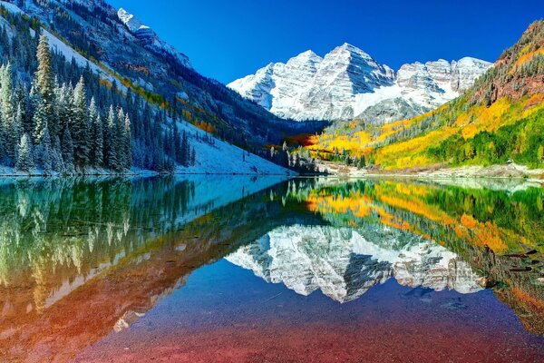 Mountains in the USA in autumn near water and forest