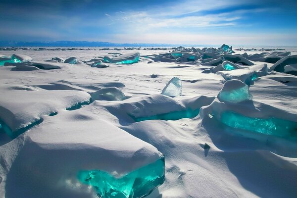 Lago cristallino Baikal in inverno