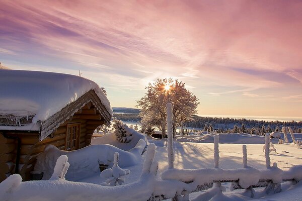 Зимний пейзаж дом среди снега