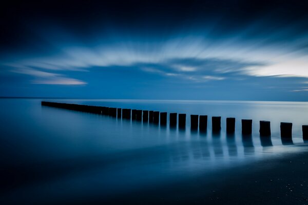 Pontón en el mar azul-azul