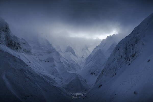 Montagnes en France. neige et brouillard