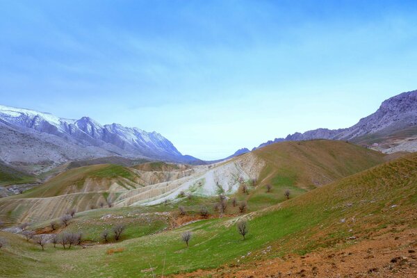 Montagne e colline primaverili