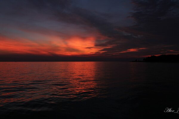 Cielo nublado rojo sobre el mar