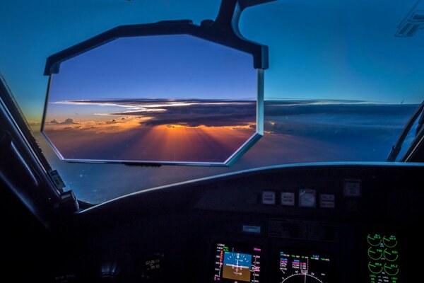 Schöner Sonnenuntergang aus dem Cockpit des Flugzeugs