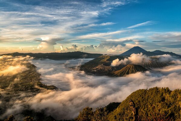 Nuages d Indonésie sur les montagnes