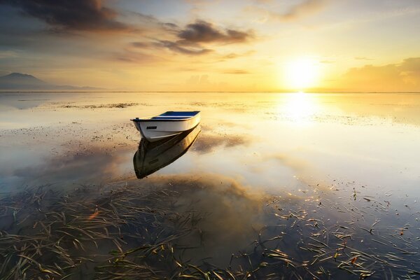 Barco solitario al atardecer